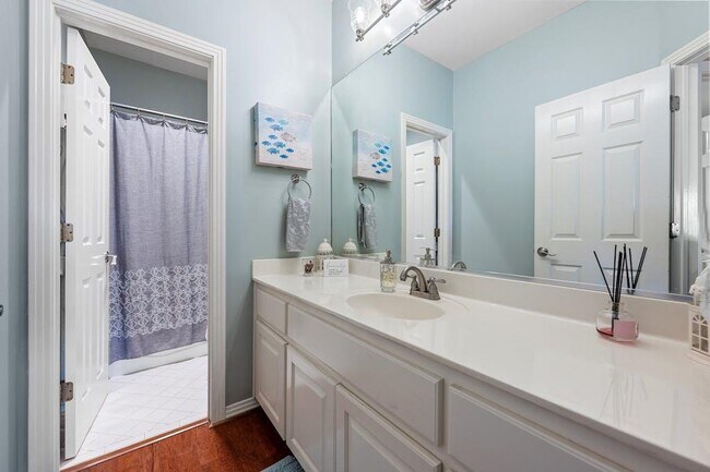 Building Photo - 1207 Lakeway Dr