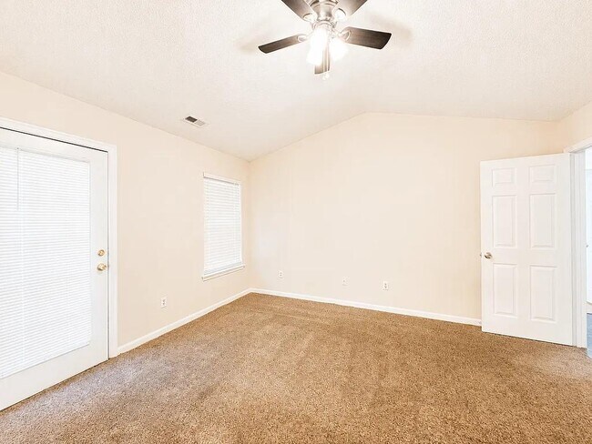 Building Photo - 9 Green Oak Dr