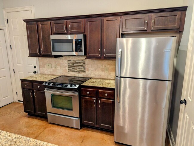 Building Photo - Luxury Awaits in Miramar!