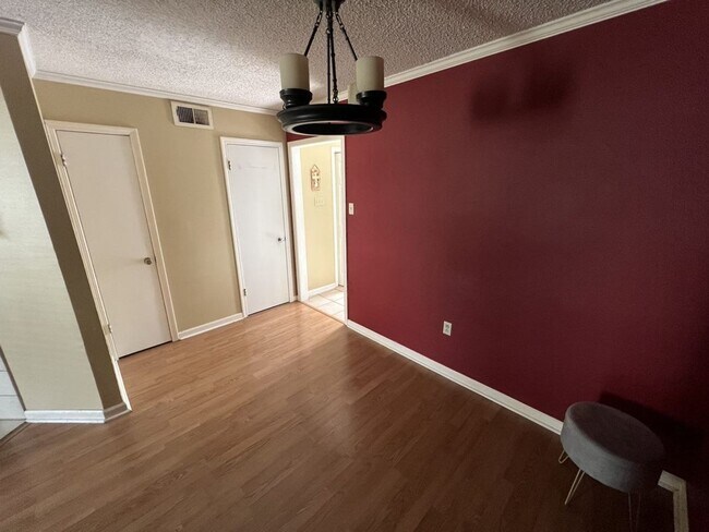 Building Photo - Beautiful 2 Bed, 2.5 Bath townhome on Jefferson Hwy