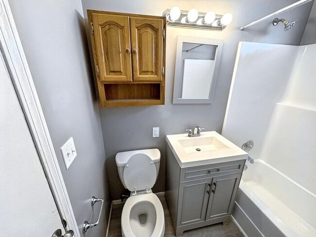 Building Photo - Spacious 4-Bedroom Home in a Prime Locatio...