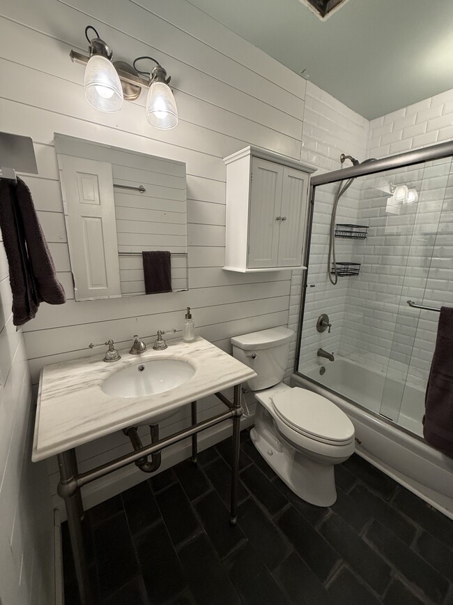 Building Photo - 989 Colonial Dr