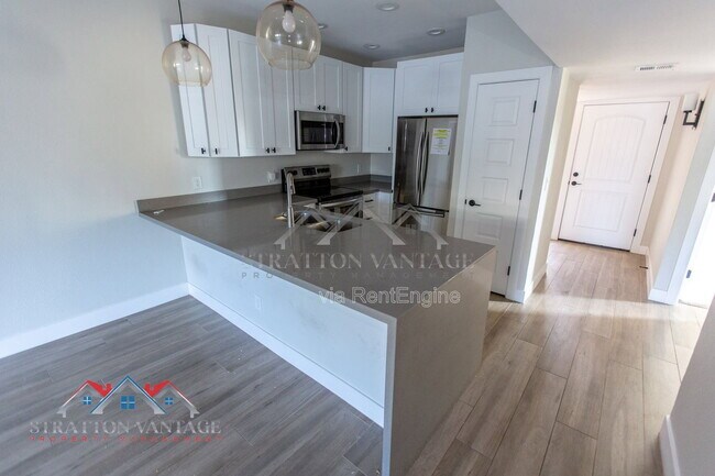 Building Photo - 712 W 14th St