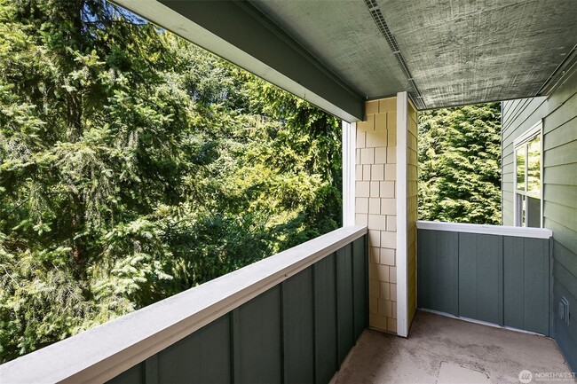 Building Photo - Quiet Magnolia condo within walking distan...