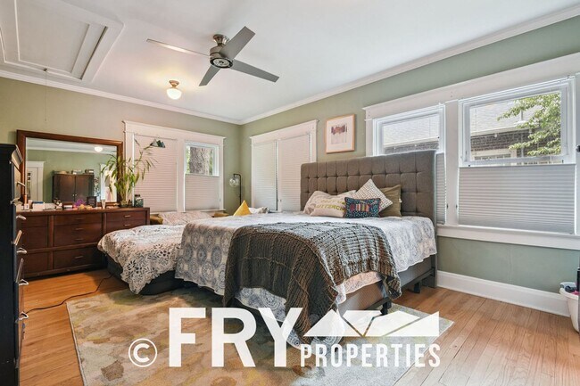 Building Photo - Classic Bungalow in Amazing Location
