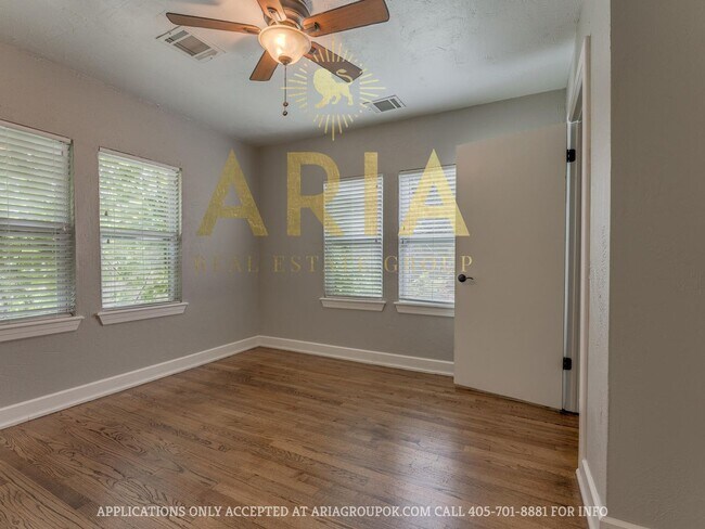 Building Photo - Updated & Adorable 2 Bed/1 Bath Space in t...