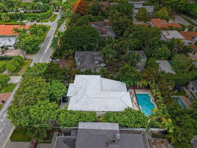 Building Photo - 5555 La Gorce Dr