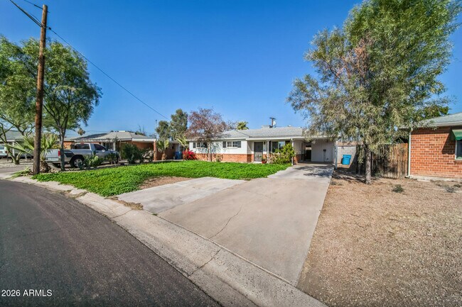 Building Photo - 2320 W Whitton Ave