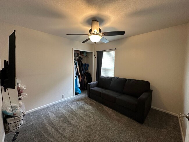 Building Photo - 3 Bed Ranch Style Home with Awesome Fully Fenced Backyard Close to Ft Carson & Schriever Space Fo...