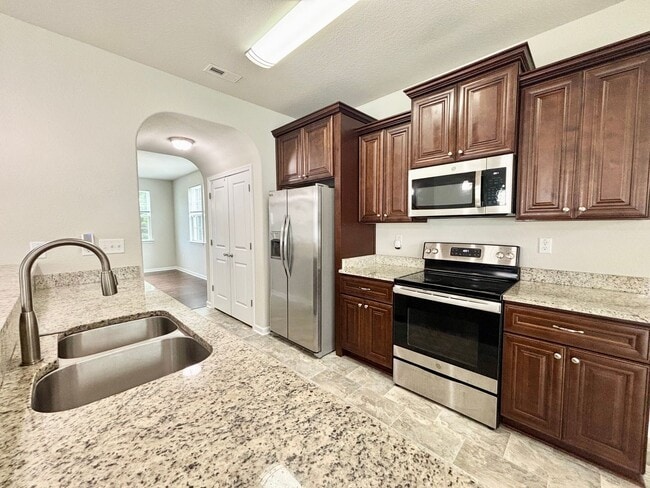 Building Photo - Beautiful 4 Bedroom Home In Chesapeake!