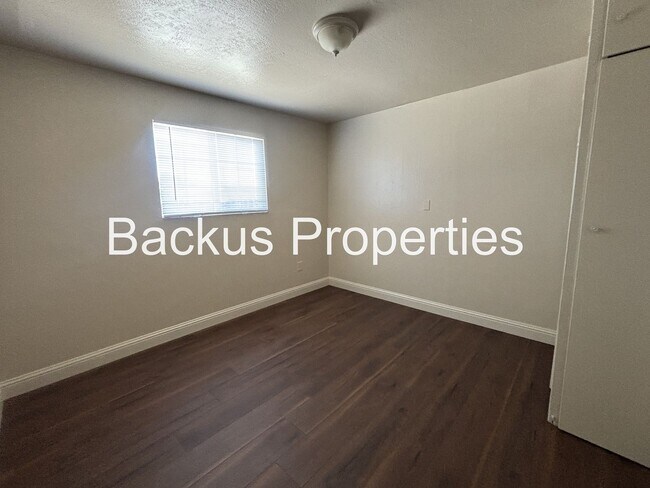 Building Photo - 516 James St