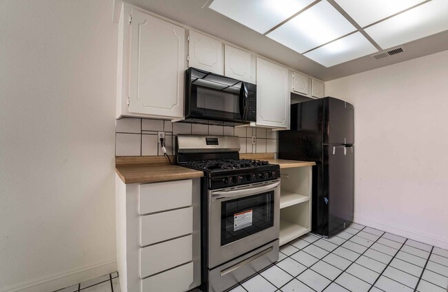 Building Photo - Charming 2-Bedroom Unit in a Tranquil Neig...