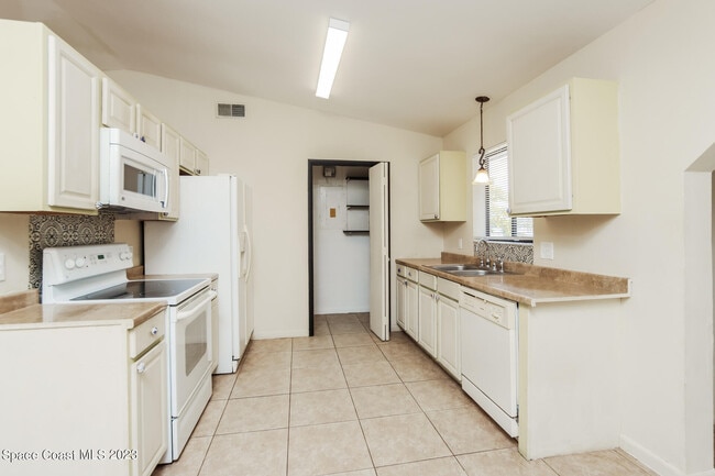 Building Photo - 811 Airport Ave SE