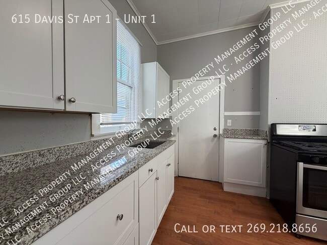 Building Photo - 615 Davis St