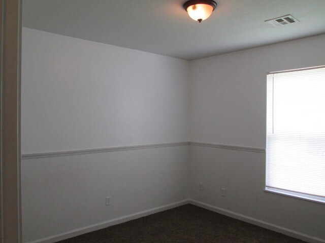 Building Photo - A cute single family home