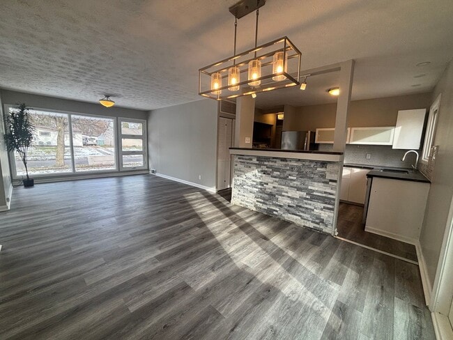 Building Photo - 3 Bedroom Single Family Home