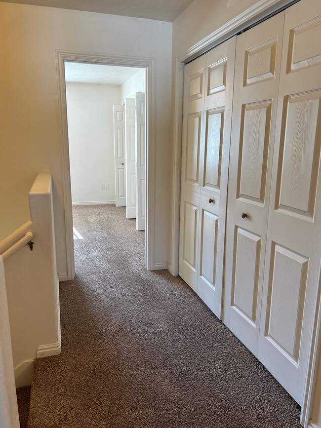 Building Photo - 2 bed 1.5 bath unit in the Meadows