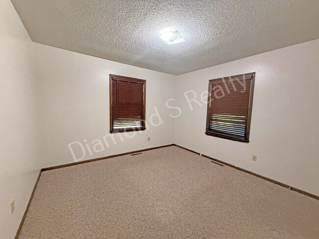 Building Photo - Charming 3 Bedroom Unit Available!