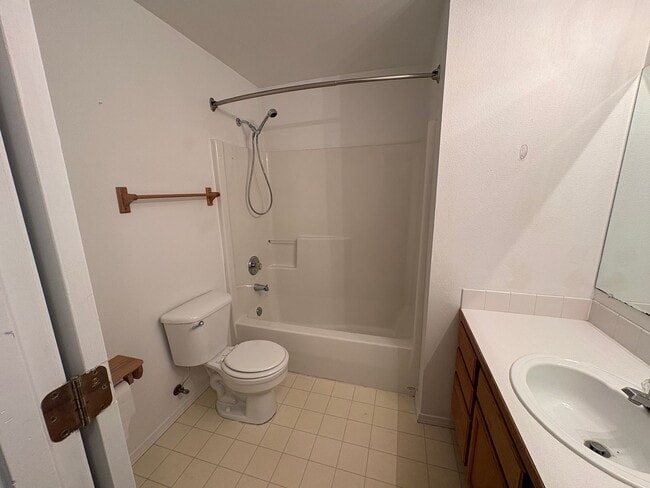 Building Photo - SCHEDULE A TOUR TO VIEW THIS COZY OPEN FLOORPLAN DUPLEX IN REDMOND!!