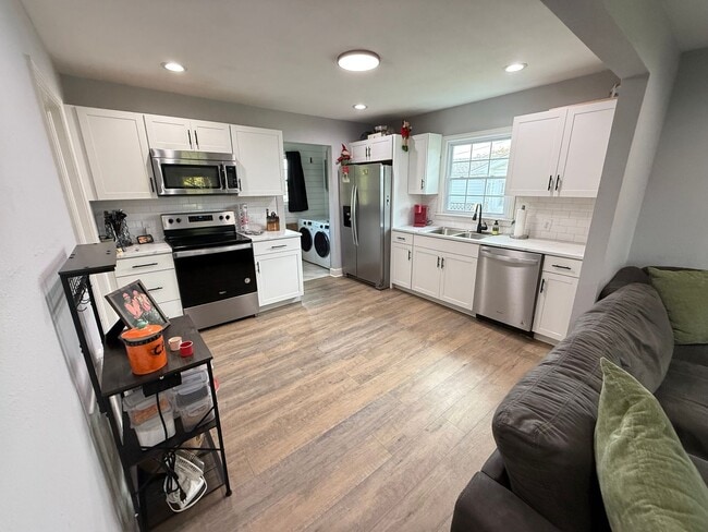 Building Photo - Your Perfect Retreat Awaits in Kingsport –...