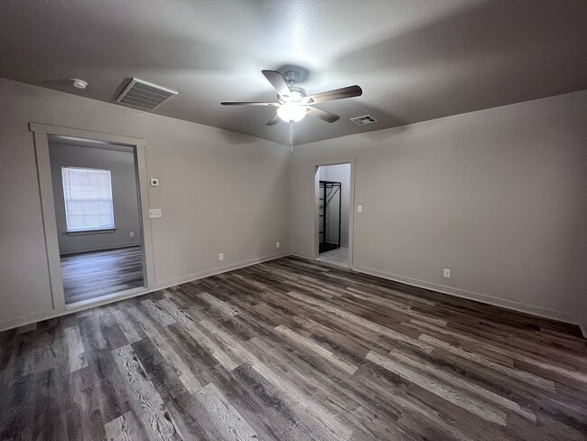 Building Photo - Adorable 1 bedroom Studio duplex