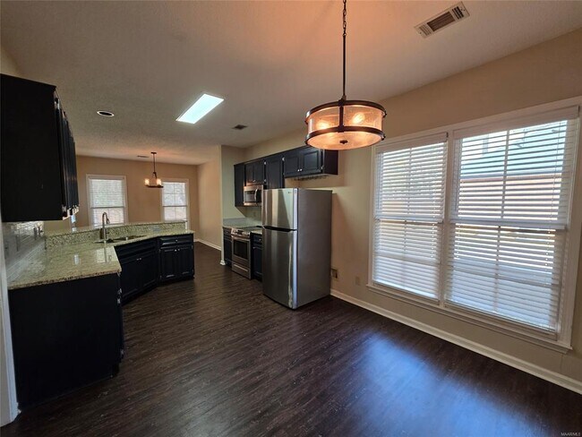 Building Photo - 2230 Kingsbury Dr