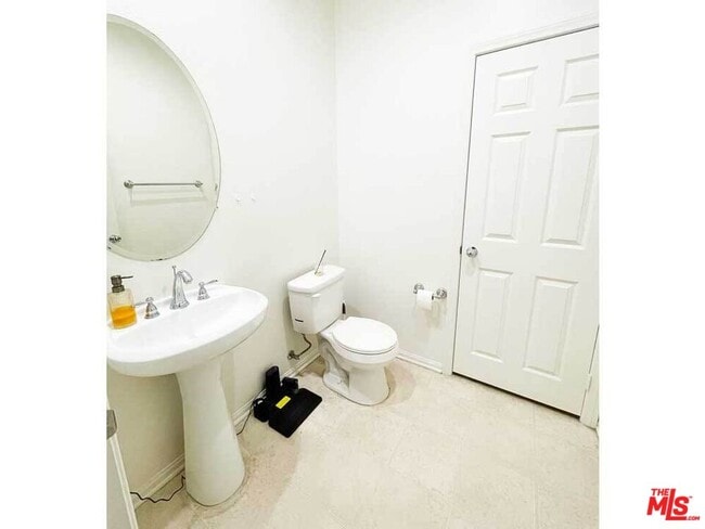 Building Photo - 10533 Maple Ln