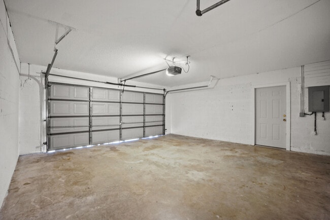 Building Photo - 4128 Chestnut Ave