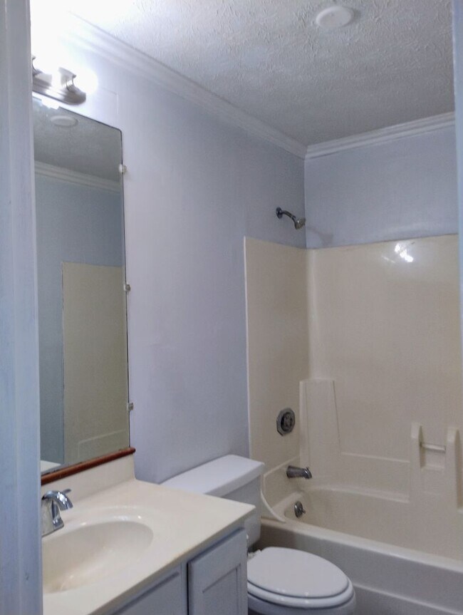Building Photo - Large 4 Bedroom Home w/Basement! Convenien...