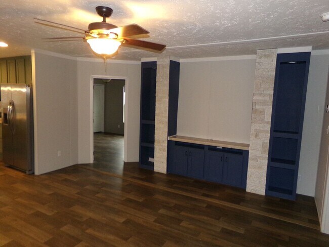 Building Photo - Country Living