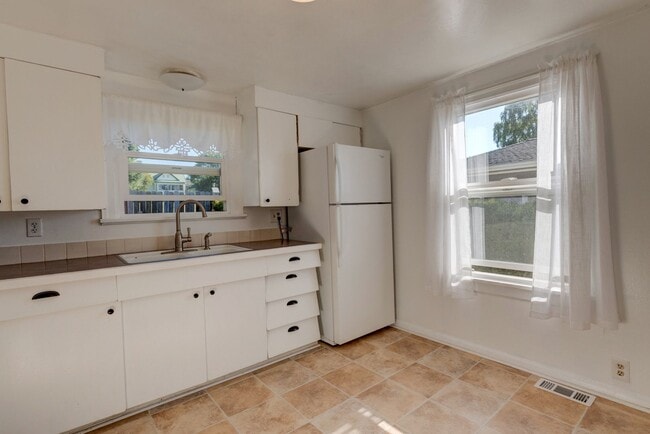 Building Photo - Three Bedroom One Bath House