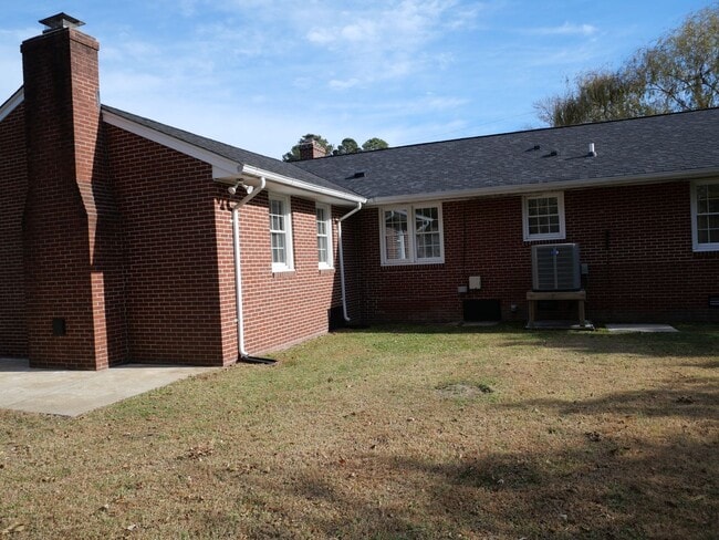 Building Photo - 8 Terrace Dr