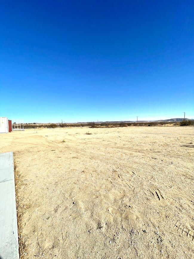 Building Photo - 3 Bedroom 2 Bathroom Home Close To The Nat...