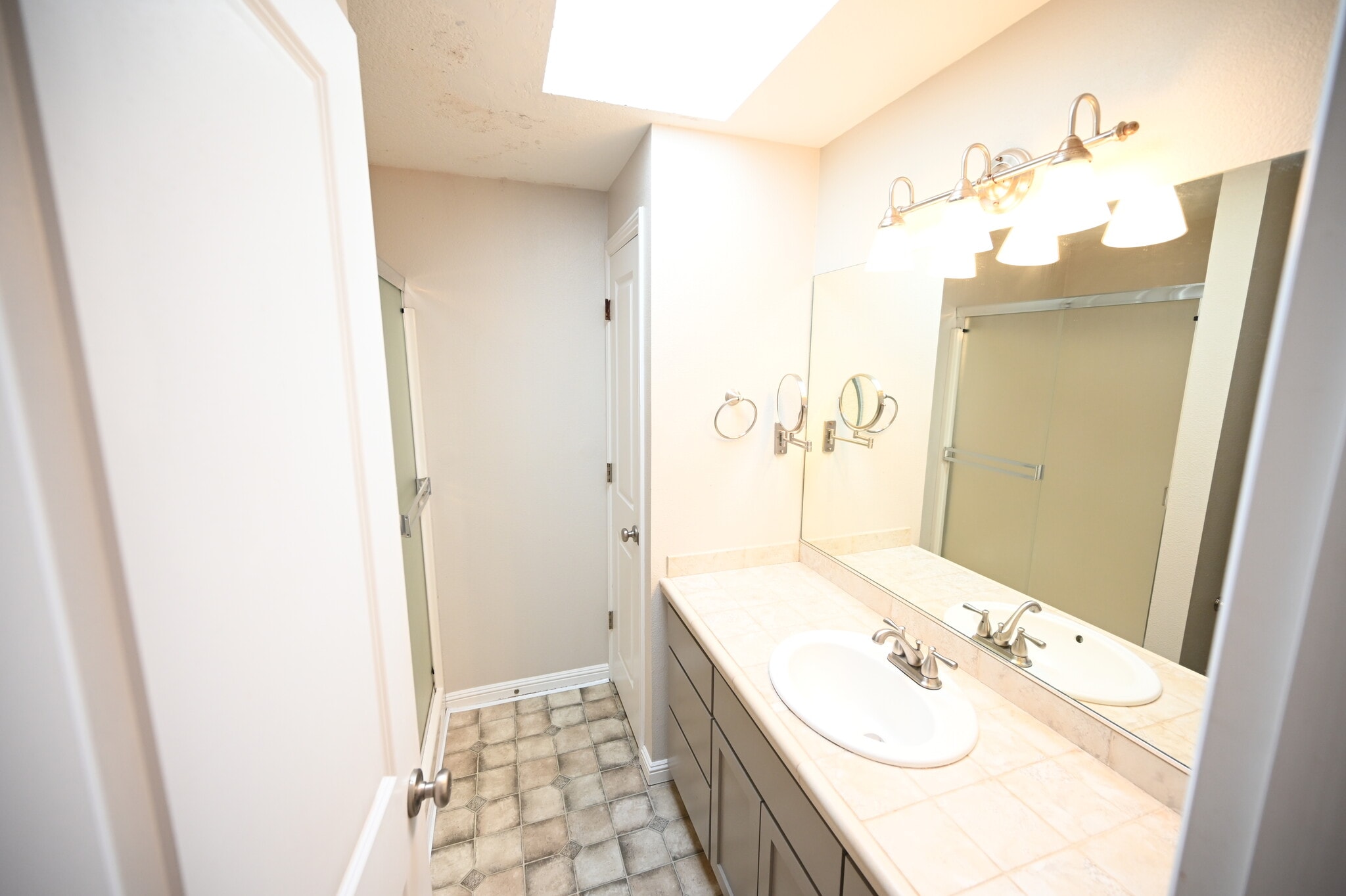 Building Photo - 9216 N Charleston Ave