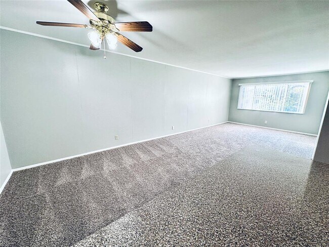 Building Photo - 601 W 11th St