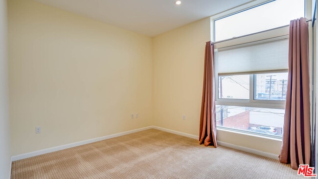 Building Photo - 155 S Oxford Ave