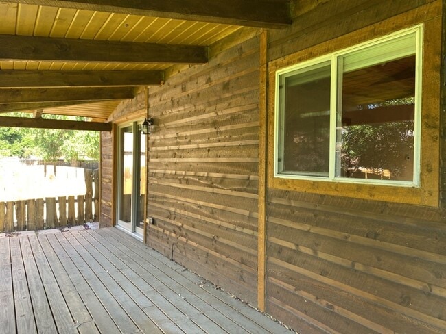 Building Photo - Updated Old Town 3 Bed 2 Bath Home w/ fenced yard and 1 car garage