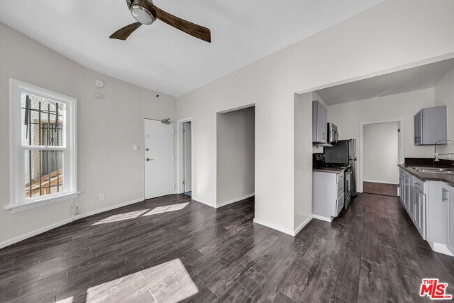 Building Photo - 3209 Descanso Dr