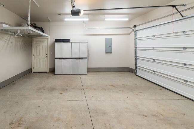 Building Photo - Newly Built Spacious Home, Fully Equipped Kitchen, Garage Included