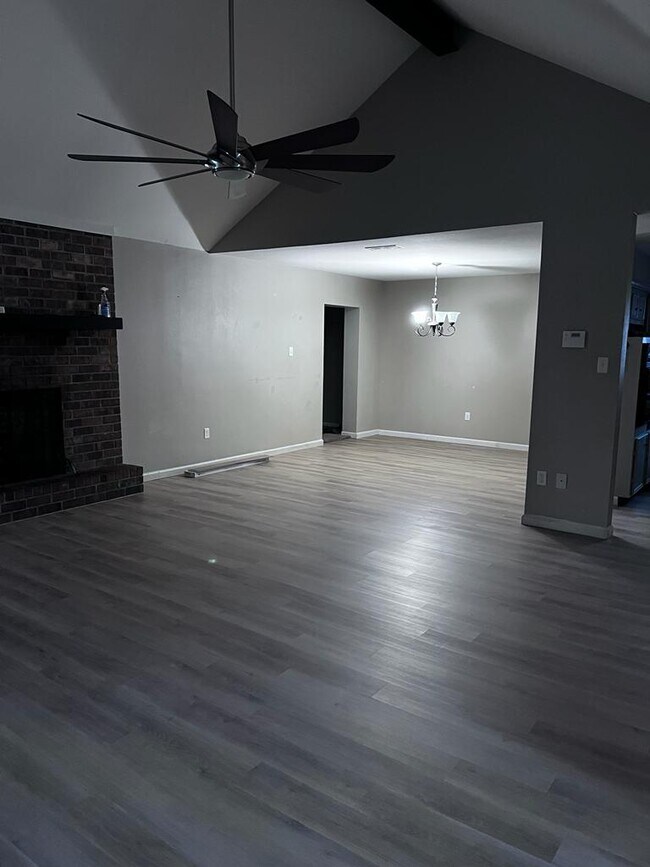 Building Photo - 205 Clover Ln