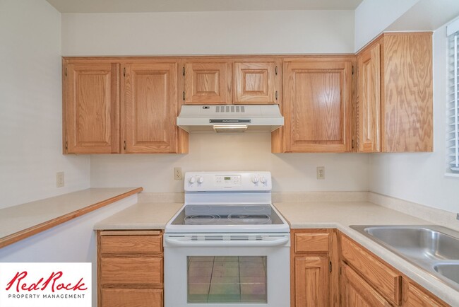 Building Photo - Charming 2 Bedroom Townhome