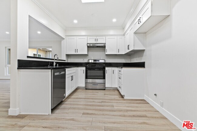 Building Photo - 330 E Dryden St