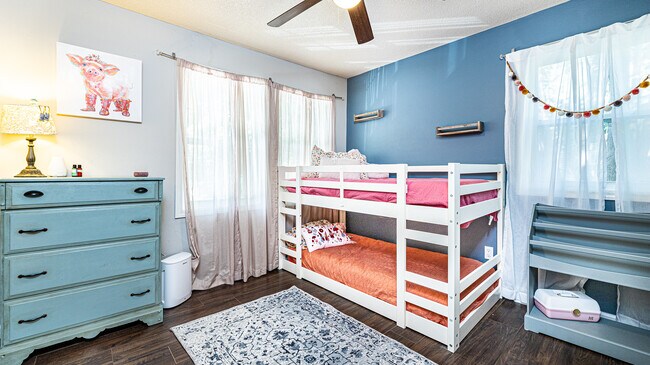 Building Photo - 405 NE Richardson Pl