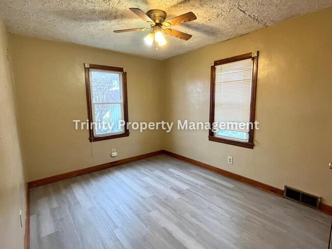 Building Photo - 601 Collins Ave