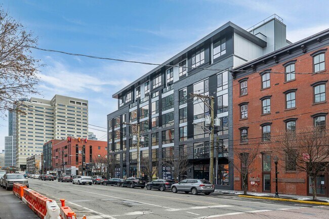 Building Photo - 139 Christopher Columbus Dr