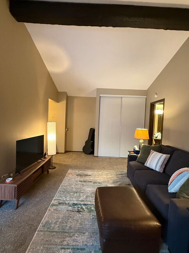 Building Photo - Spacious 2 bedroom in Hopkins