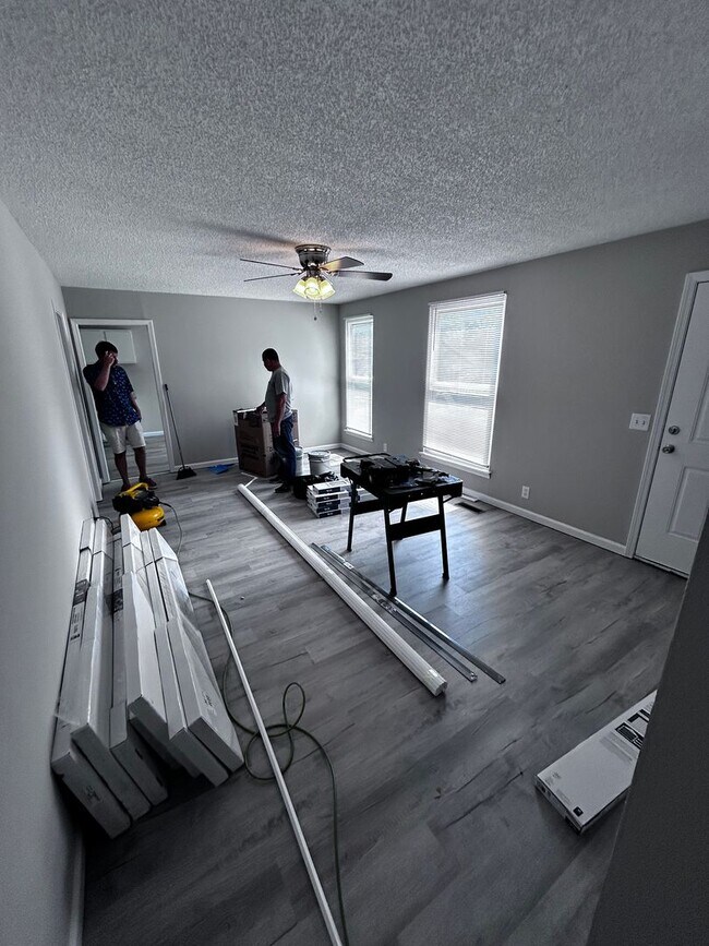 Building Photo - Large three bedroom, one and a half bath t...
