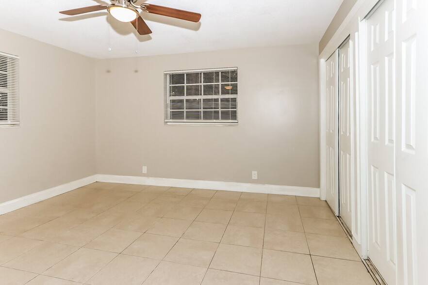 Building Photo - 4420 N Shore Dr