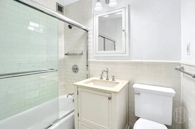 Building Photo - 155 E 34th St