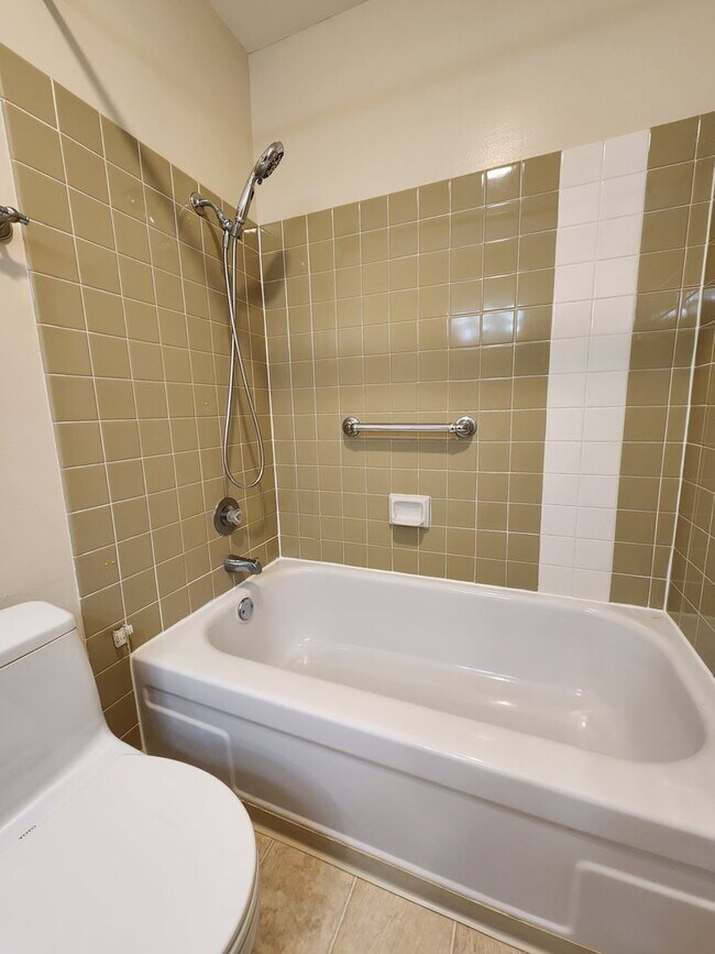 Building Photo - 1 bedroom upstairs unit in Walnut Park